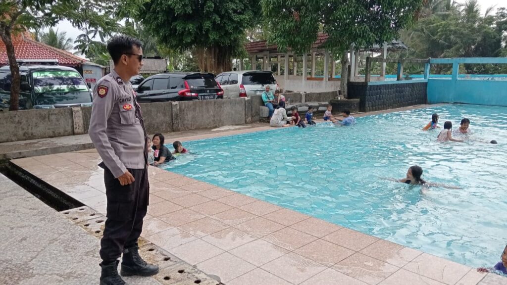 Patroli dan Pengamanan Tempat Wisata oleh Polsek Pulosari dalam Operasi Lilin Maung 2023 10 WhatsApp Image 2023 12 26 at 09.28.15