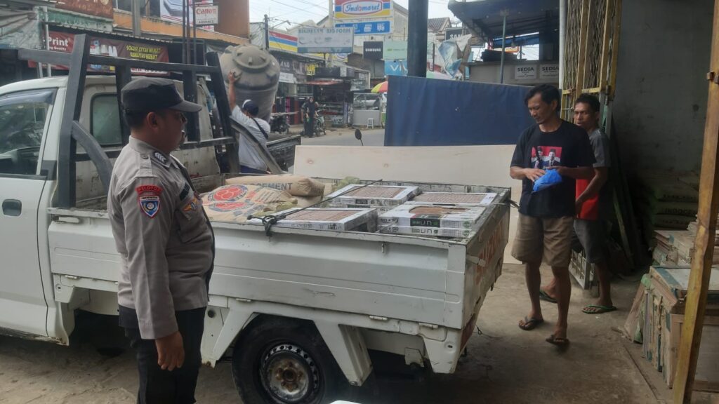 Polsek Picung Himbau Sopir Pick Up: Utamakan Keselamatan dan Tertib Berlalu Lintas 9 WhatsApp Image 2023 12 26 at 16.12.28