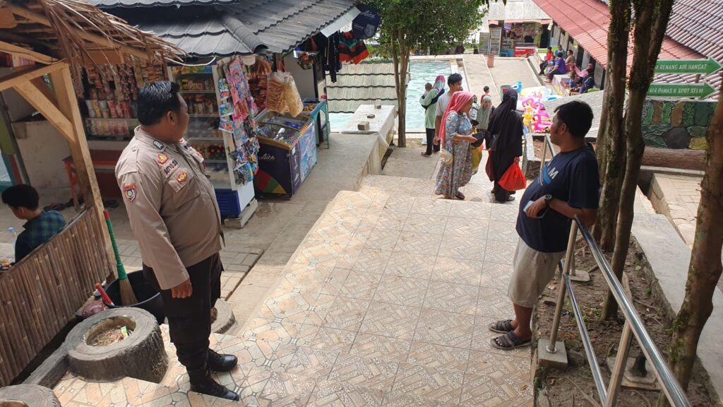 Operasi Lilin Maung 2023: Polsek Banjar Gelar Pengamanan di Wisata Kolam Air Panas Cisolong 5 WhatsApp Image 2023 12 26 at 16.27.23