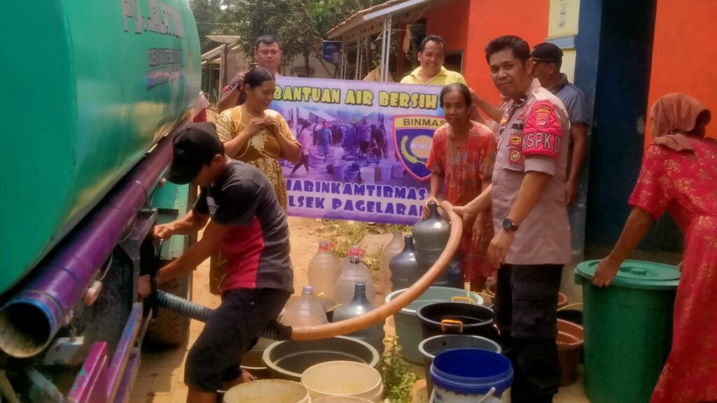 Polsek Pagelaran Salurkan Bantuan Air Bersih di Tengah Kekeringan 8 WhatsApp Image 2023 12 26 at 17.41.16