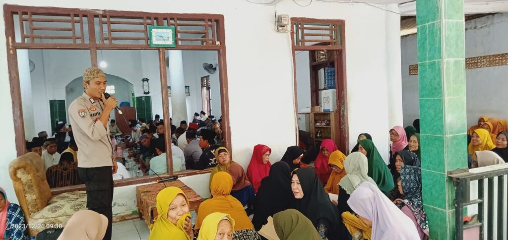 Bhabinkamtibmas Polsek Panimbang Ajak Warga Tanjungjaya dalam Kegiatan Pengajian Rutin 2 WhatsApp Image 2023 12 26 at 18.47.46
