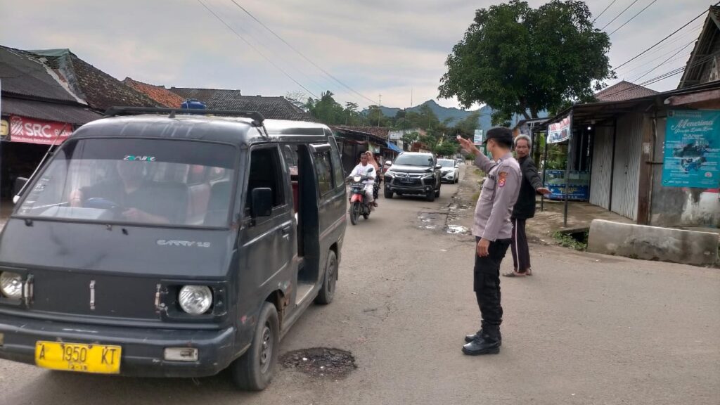 Polsek Mandalawangi Gencar Lakukan Strong Point Pengaturan Lalulintas Menjelang Akhir Pekan 4 WhatsApp Image 2023 12 26 at 19.19.28