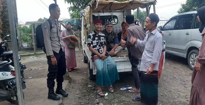 Bhabinkamtibmas Polsek Cadasari Himbau Peziarah dan Warga Sekitar Makam Abuya Dimyati 3 WhatsApp Image 2023 12 26 at 19.22.42
