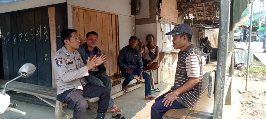 Bhabinkamtibmas Polsek Saketi Terus Lakukan Sambang Warga dan Dialogis untuk Pemeliharaan Kamtibmas 2 WhatsApp Image 2023 12 26 at 20.12.48