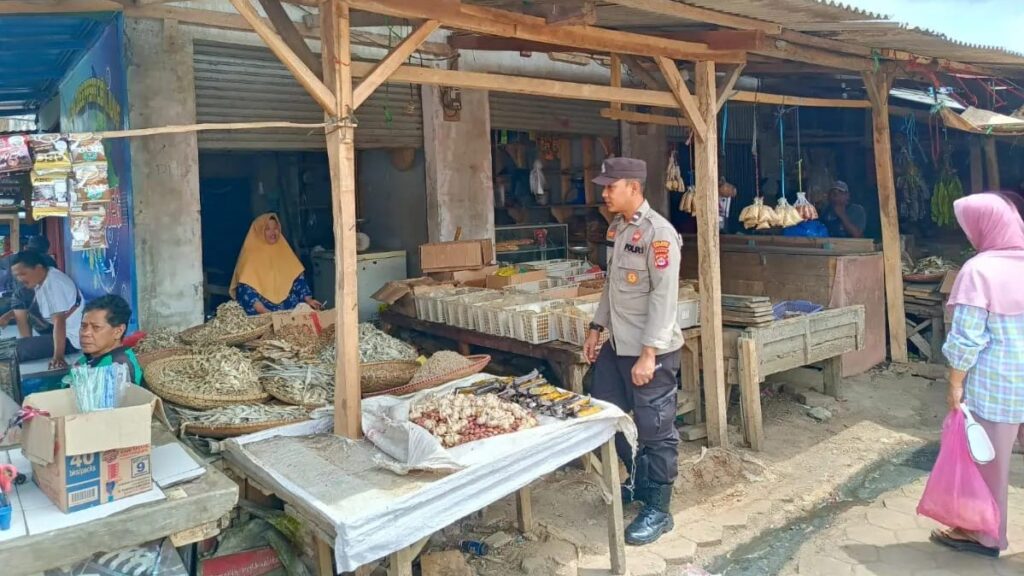 Polsek Cibaliung Gencar Lakukan Sambang Door to Door untuk Membangun Keakraban dan Menyerap Informasi dari Masyarakat 5 WhatsApp Image 2023 12 26 at 21.06.58