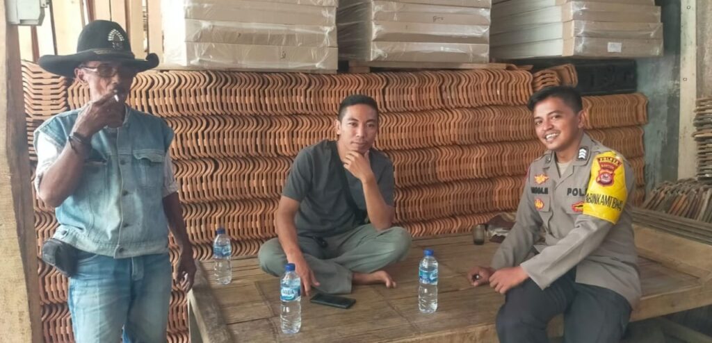 Bhabinkamtibmas Polsek Saketi Giat Sambang dan Silaturahmi di Desa Sindanghayu untuk Ciptakan Situasi Kamtibmas Aman 6 WhatsApp Image 2023 12 27 at 13.51.23