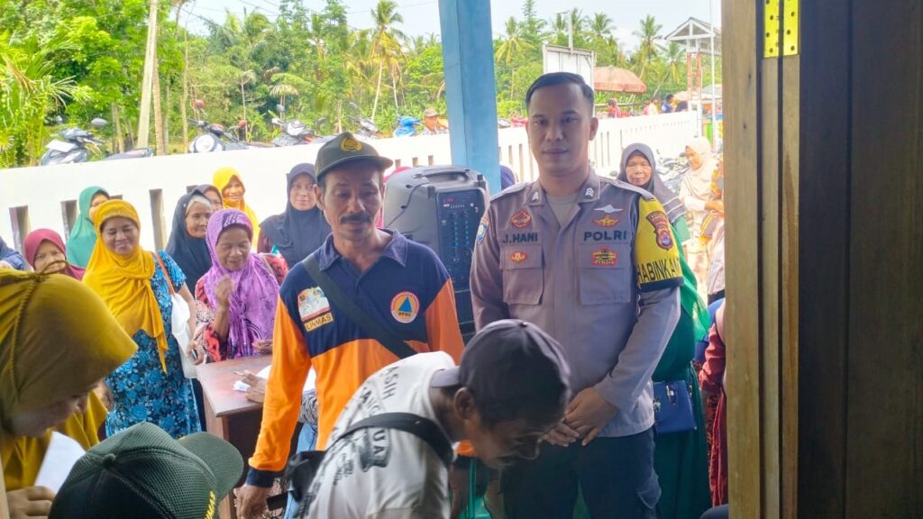 Bhabinkamtibmas Polsek Angsana Laksanakan Pengamanan Pendistribusian Bansos di Desa Cipinang 8 WhatsApp Image 2023 12 27 at 15.19.03