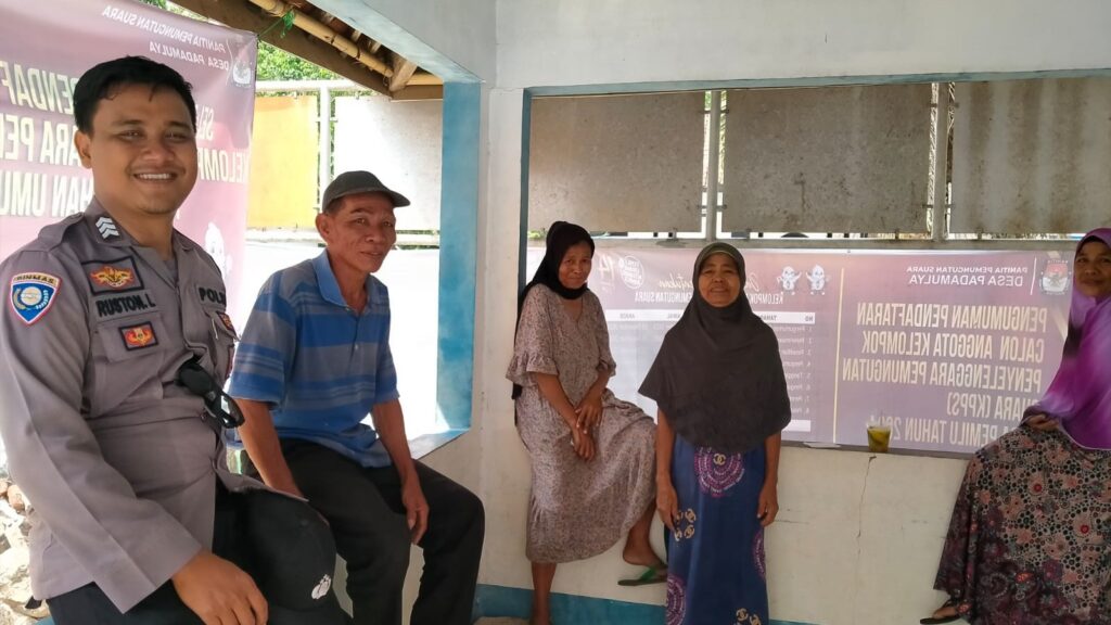 Bhabinkamtibmas Polsek Angsana Sambangi Masyarakat Desa Padamulya dan Berikan Pesan Kamtibmas 5 WhatsApp Image 2023 12 27 at 15.21.19