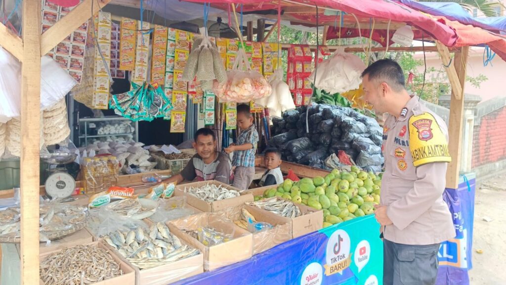 Pak Bhabin Polsek Menes Gelar Kegiatan Sambang Patroli Dialogis di Pasar Tradisional 9 WhatsApp Image 2023 12 27 at 15.23.06