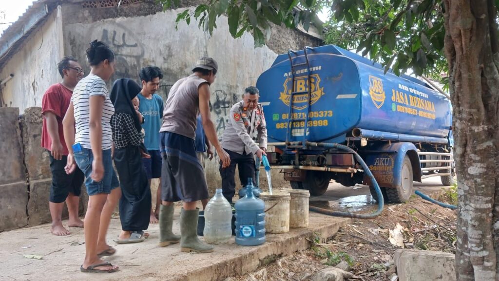 Polsek Bojong Salurkan Bantuan Air Bersih Kepada Warga Cimadang 3 WhatsApp Image 2023 12 28 at 12.58.52