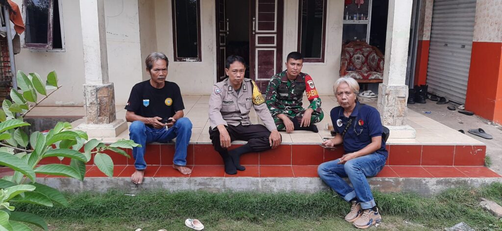 Bhabinkamtibmas Polsek Pandeglang Sambangi Tokoh Masyarakat 1 WhatsApp Image 2023 12 28 at 13.15.49
