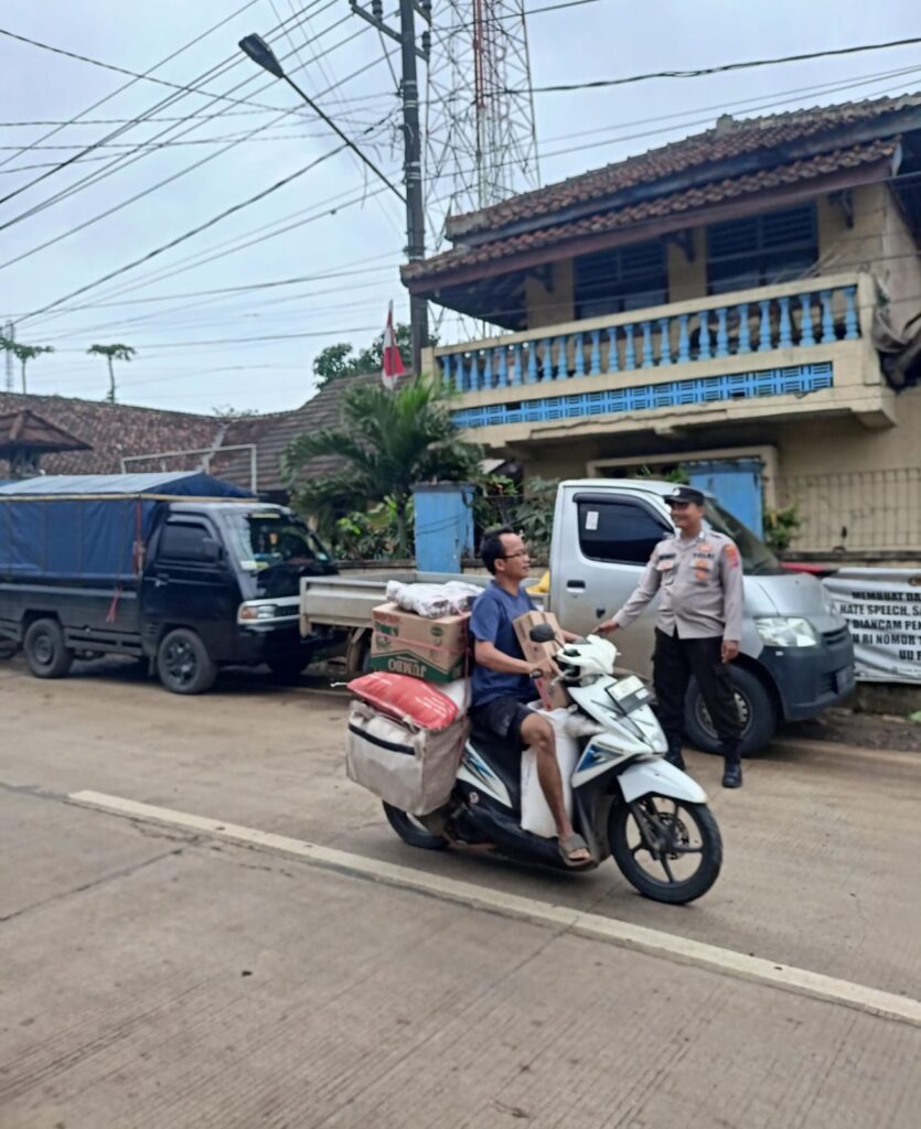 Polsek Bojong Gelar Kegiatan Strong Point untuk Pelayanan kepada Masyarakat Pengguna Jalan 4 IMG 20240405 WA0007