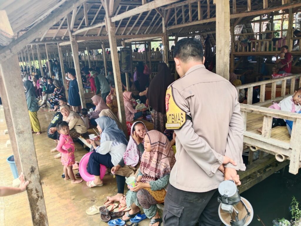 Patroli Polsek Cikedal Polres Pandeglang Berikan Pengamanan di Obyek Wisata Kolam Renang Bu Ndhe 5 IMG 20240415 WA0028