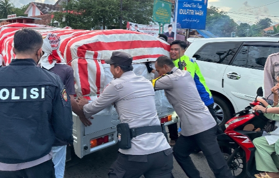 Kapolres Pandeglang Bantu Dorong Kendaraan Mogok untuk Lancarkan Arus Lalu Lintas 8 IMG 20240408 185307