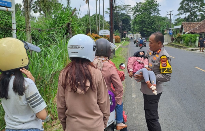 Kapolres Pandeglang Memberikan Pertolongan Langsung kepada Korban Kecelakaan di Jalan Raya Serang - Pandeglang 9 IMG 20240412 130025