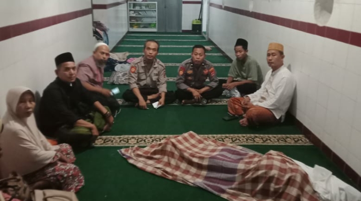 Polsek Labuan Memberikan Quick Respon atas Insiden Meninggalnya Salah Satu Rombongan Peziarah di Masjid Agung Assalafi 6 IMG 20240415 052709
