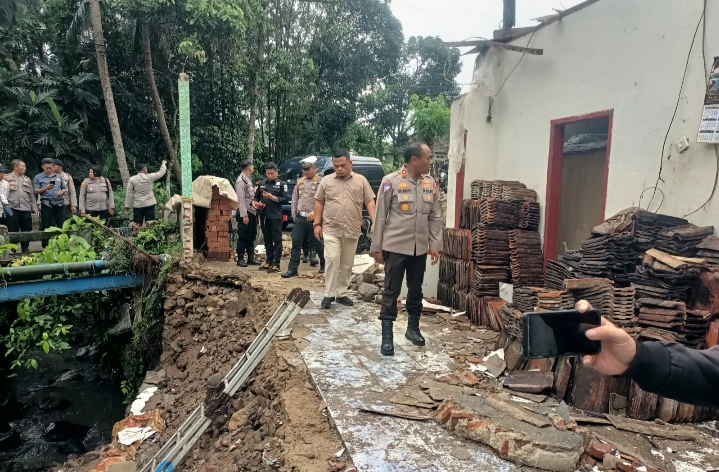 Kapolres Pandeglang Salurkan Bantuan Sembako dan Perlengkapan Tidur Korban Bencana Alam di Kadu Walang 10 IMG 20240423 190159