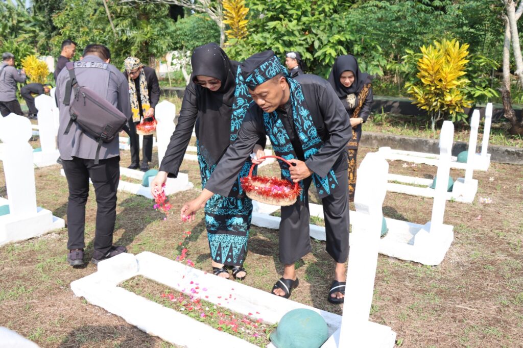 Kapolres Pandeglang Hadiri Kegiatan Ziarah dalam Peringatan HUT Kabupaten Pandeglang ke-150 2 WhatsApp Image 2024 04 01 at 11.45.01