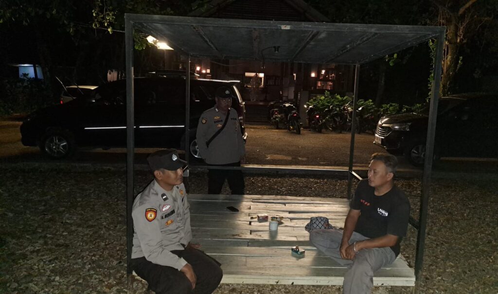 Polsek Sumur Lakukan Patroli Malam untuk Pemeliharaan Kamtibmas 7 WhatsApp Image 2024 04 02 at 12.28.37 AM