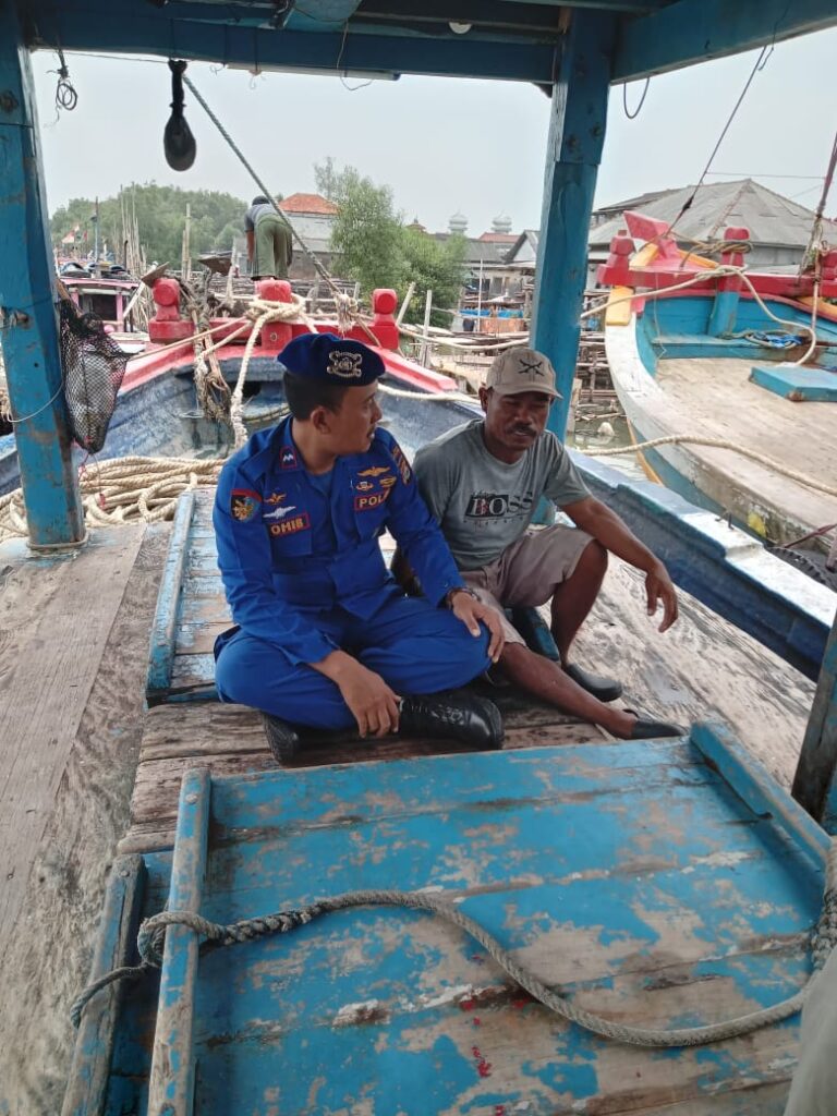Satpolair Polres Pandeglang Himbau Nelayan Labuan untuk Selalu Menggunakan Life Jacket 2 WhatsApp Image 2024 04 02 at 3.42.32 PM