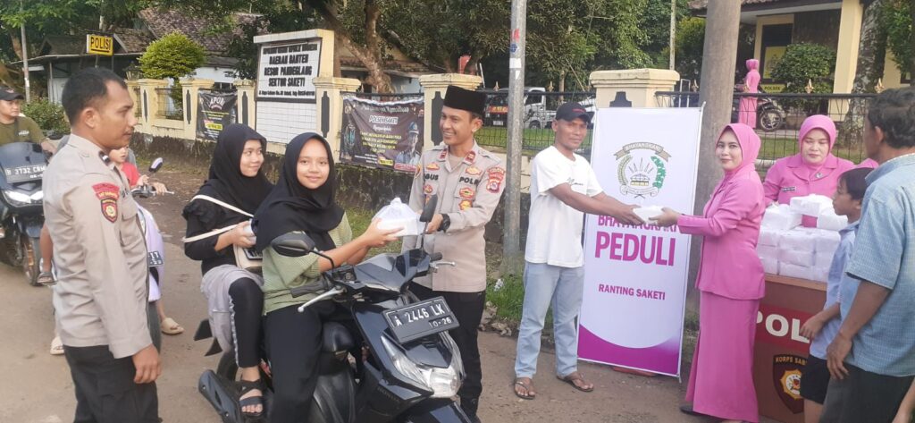 Polsek Saketi dan Bhayangkari Ranting Saketi Bagikan Takjil kepada Masyarakat 3 WhatsApp Image 2024 04 02 at 6.07.01 PM