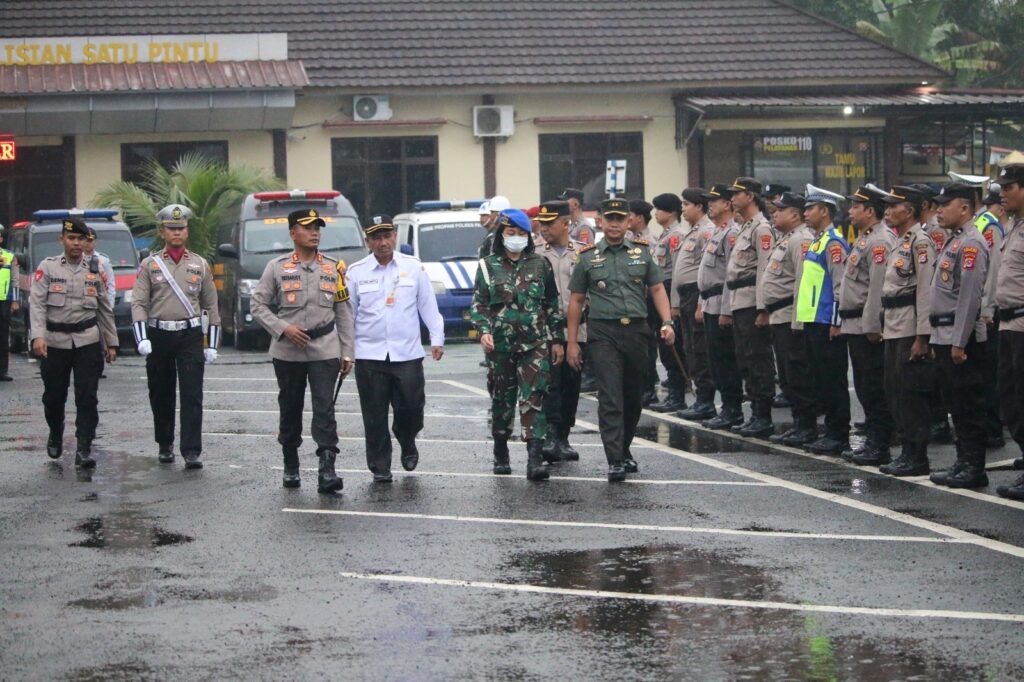 Kapolres Pandeglang, AKBP Oki Bagus Setiaji, Memimpin Apel Gelar Pasukan Operasi Ketupat Maung 2024 8 WhatsApp Image 2024 04 04 at 09.33.33