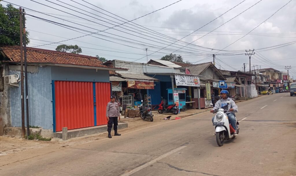 Personil Polsek Bojong Polres Pandeglang Laksanakan Gatur Pagi untuk Memberikan Pelayanan Keselamatan Jalan 2 WhatsApp Image 2024 04 06 at 08.22.26