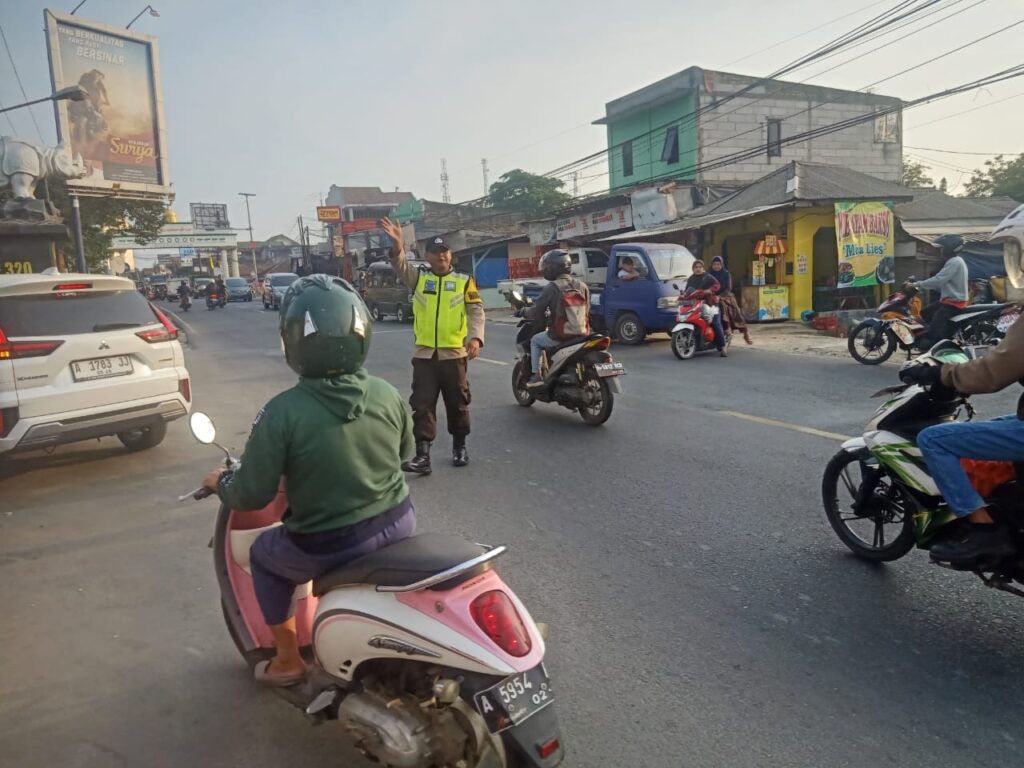 Polsek Cadasari Laksanakan Peningkatan Pengaturan Lalu Lintas Menjelang Hari Raya Idul Fitri 10 WhatsApp Image 2024 04 08 at 12.38.30