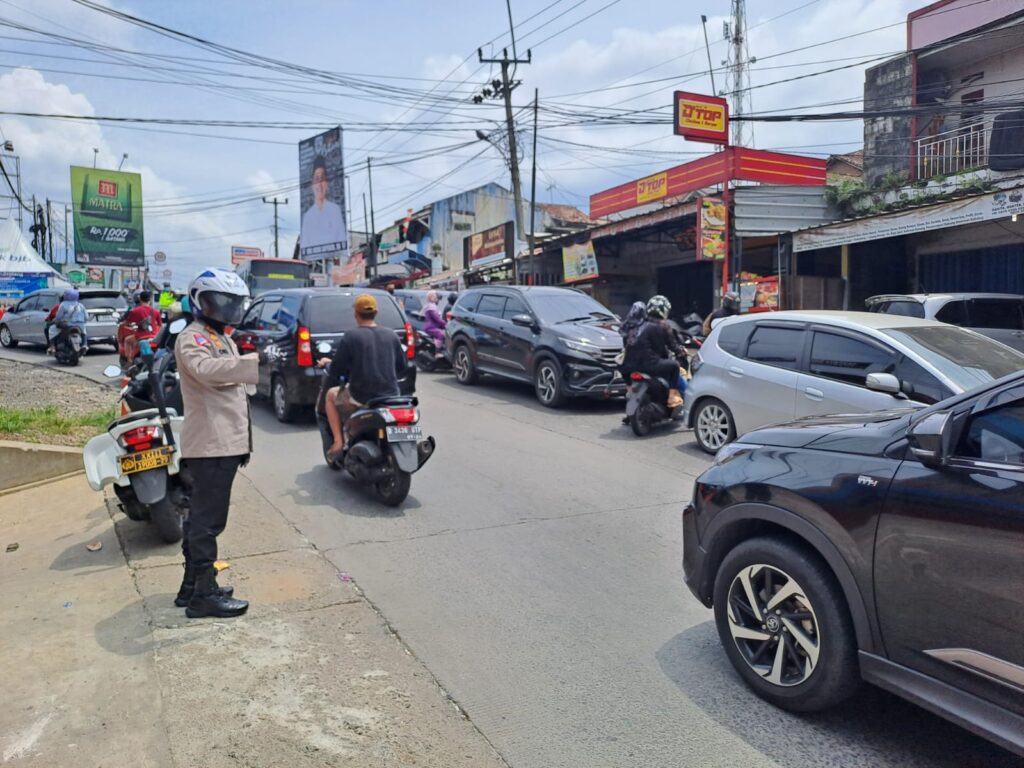 Kapolres Pandeglang Turun Langsung ke Lapangan untuk Memberikan Pelayanan Pengaturan Lalulintas selama Perayaan Idul Fitri 1445 H 10 WhatsApp Image 2024 04 11 at 12.05.31