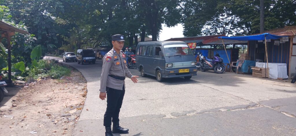 Polsek Bojong Polres Pandeglang Berhasil Lancarkan Arus Lalulintas Menuju Obyek Wisata selama Libur Lebaran Idul Fitri 1445 H 4 WhatsApp Image 2024 04 11 at 15.58.36