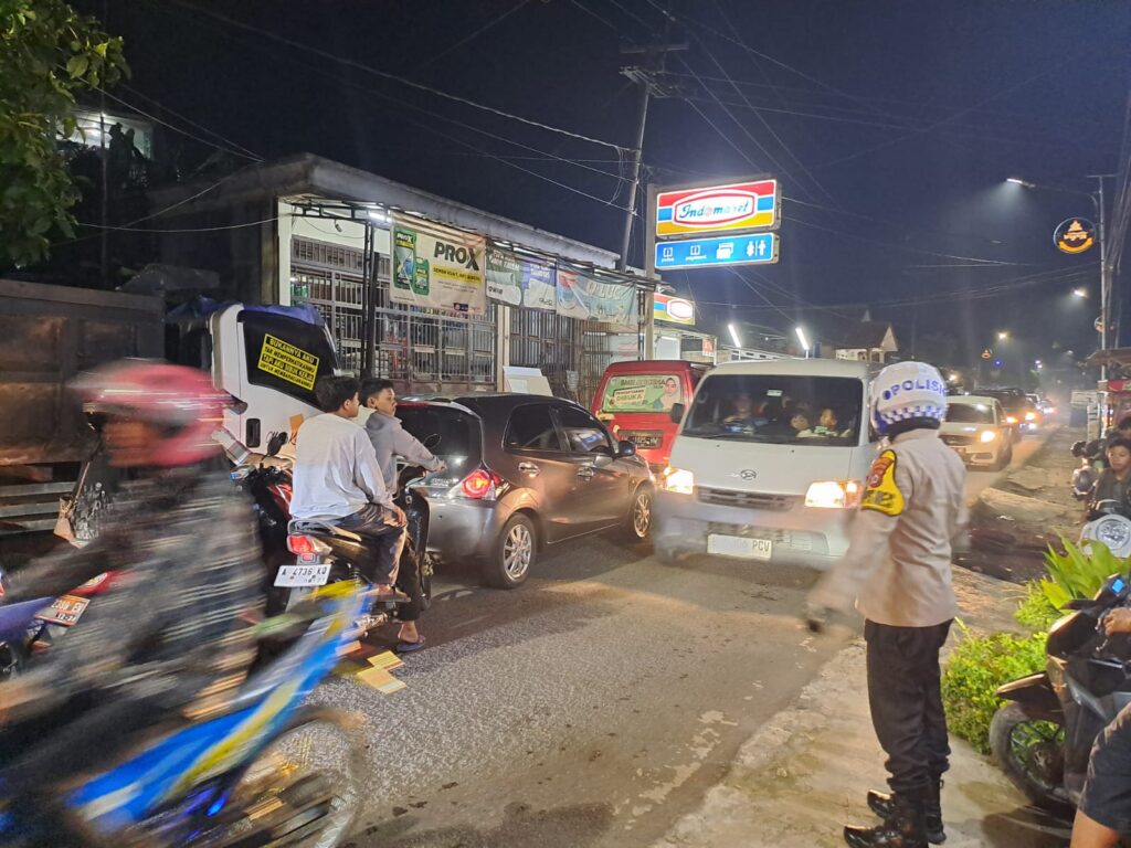 Kapolres Pandeglang Memantau Arus Lalulintas dan Berpartisipasi dalam Pengaturan Lalu lintas di Pertigaan Cipacung 2 WhatsApp Image 2024 04 11 at 19.54.45