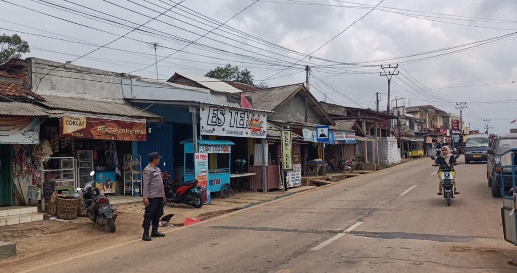 Polsek Bojong Polres Pandeglang Gelar Strong Point Pagi Rutin untuk Lancarkan Arus Lalulintas selama Libur Lebaran 2024 10 WhatsApp Image 2024 04 12 at 08.39.45