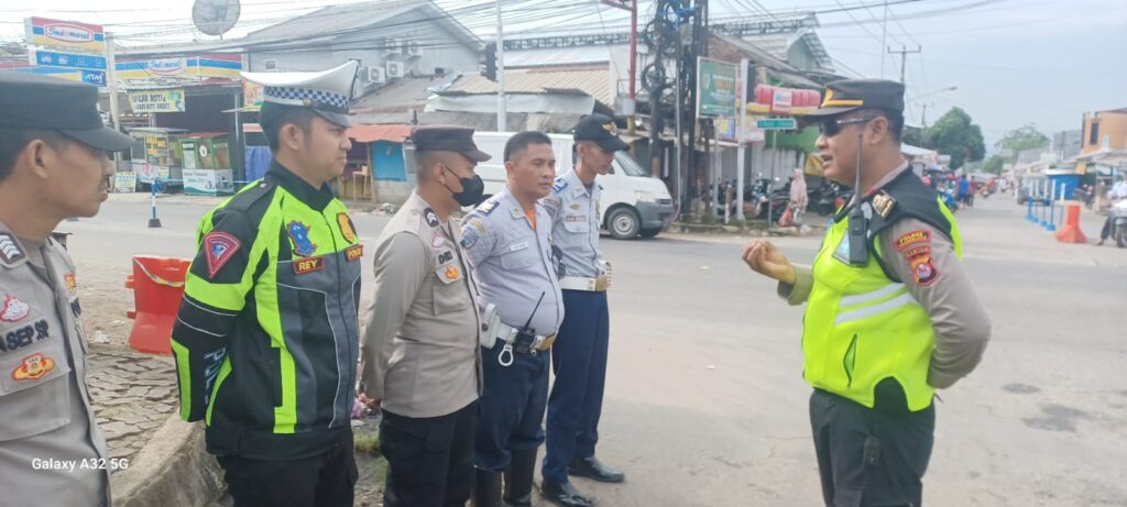 Polres Pandeglang Berikan Penebalan Personil untuk Pengaturan Lalulintas Selama Libur Lebaran 6 WhatsApp Image 2024 04 12 at 09.05.28