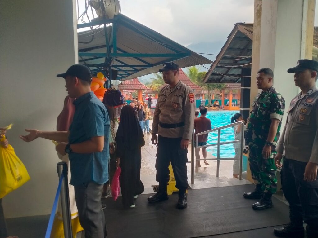 Polsek Mandalawangi Polres Pandeglang Lakukan Pengamanan di Objek Wisata Kolam Renang DM Tirta Persada 7 WhatsApp Image 2024 04 12 at 11.14.25