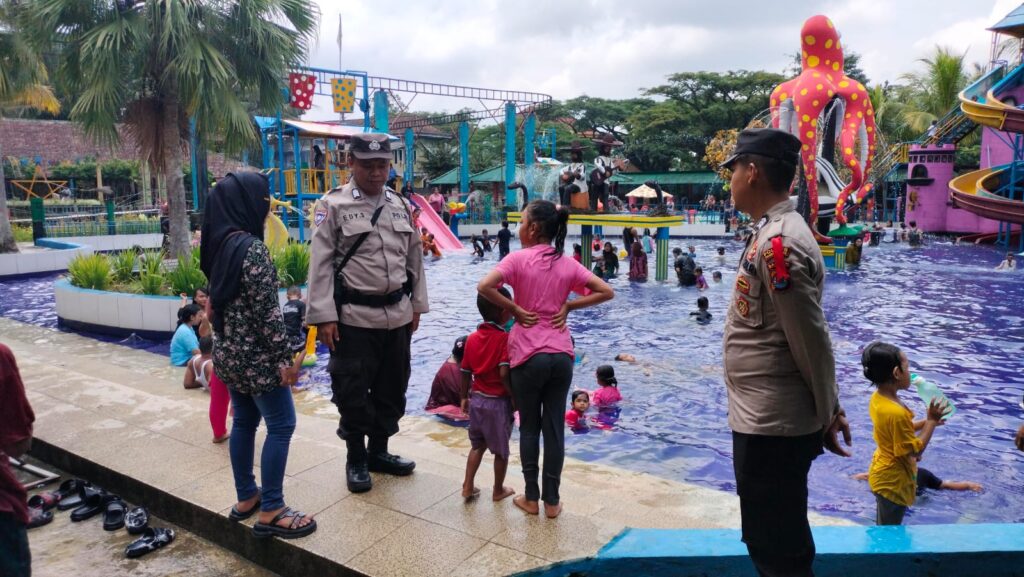 Polsek Pandeglang Polres Pandeglang Gelar Pengamanan di Objek Wisata Kolam Renang Cas Water Park Cikole Pandeglang 8 WhatsApp Image 2024 04 12 at 18.13.23