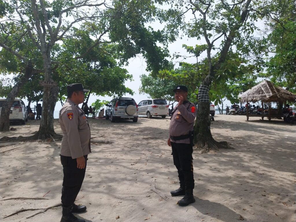 Polsek Sumur Polres Pandeglang Amankan Obyek Wisata Pantai Daplangu 5 WhatsApp Image 2024 04 12 at 18.44.31