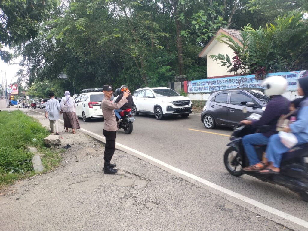 Polsek Cimanuk Polres Pandeglang Bantu Urai Kemacetan Lalulintas di Pasar Bantar Cimanuk 4 WhatsApp Image 2024 04 13 at 09.54.37