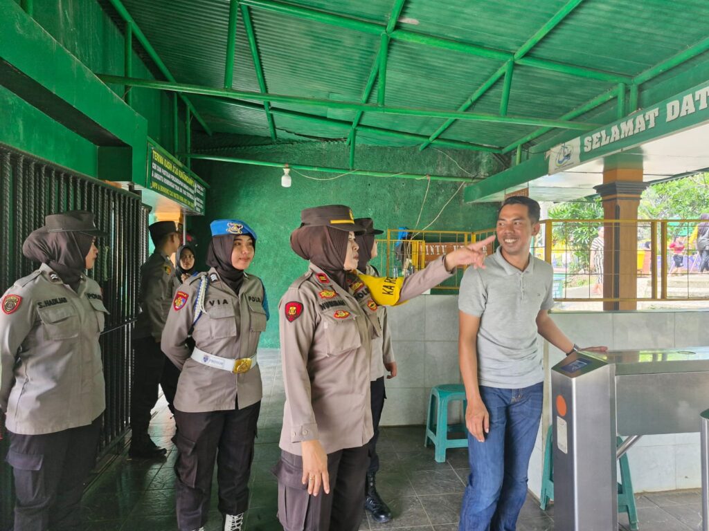 Polwan Polres Pandeglang Berikan Sosialisasi Kamtibmas di Obyek Wisata Cikole Waterpark 8 WhatsApp Image 2024 04 13 at 12.33.04