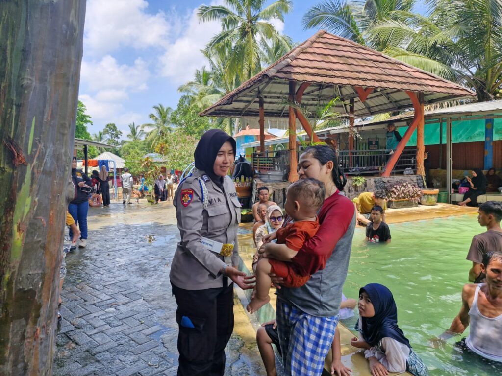 Polwan Polres Pandeglang Gelar Patroli Wisata Mobile dan Sosialisasi Kamtibmas di Obyek Wisata Pemandian Air Panas Cisolong 2 WhatsApp Image 2024 04 13 at 12.33.38