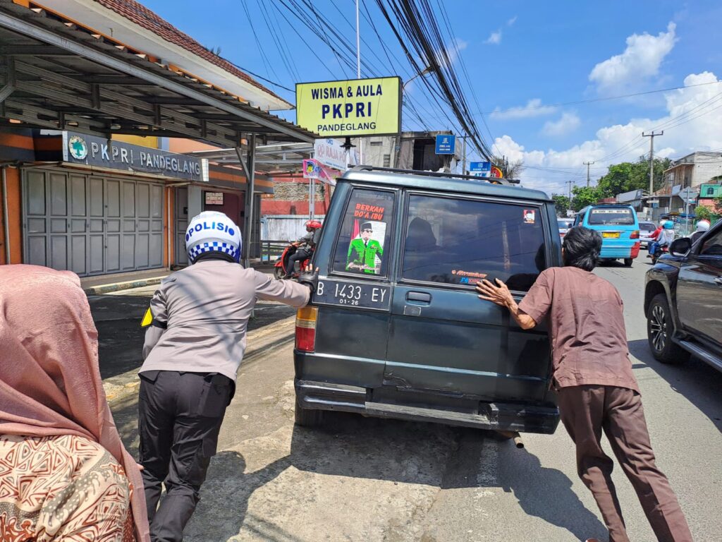 Kapolres Pandeglang Membantu Dorong Kendaraan Mogok di Momen Libur Idul Fitri 1445 H 10 WhatsApp Image 2024 04 13 at 12.38.05