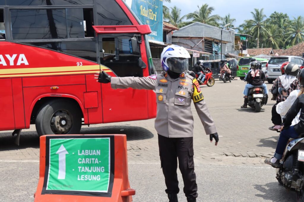 Kapolres Pandeglang Berikan Pelayanan Pengaturan Arus Lalulintas untuk Urai Kemacetan di Pertigaan Mengger 9 WhatsApp Image 2024 04 13 at 12.38.27