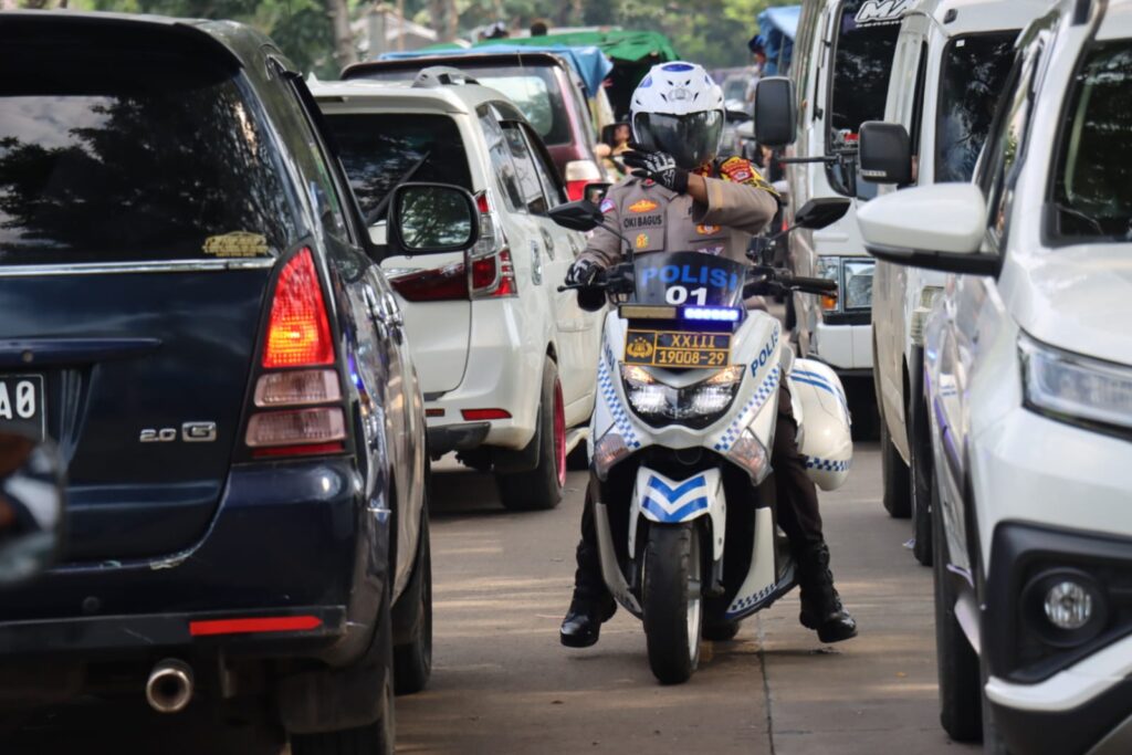 Kapolres Pandeglang Turun Langsung Mengurai Kemacetan di Jalur Wisata Carita 2 WhatsApp Image 2024 04 13 at 18.51.23