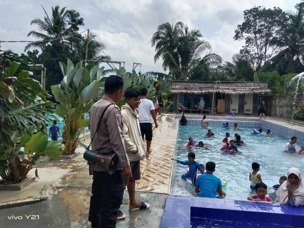 Polsek Cikedal Lakukan Patroli dan Pengamanan di Objek Wisata Kolam Renang Bu Nde 3 WhatsApp Image 2024 04 13 at 19.12.55