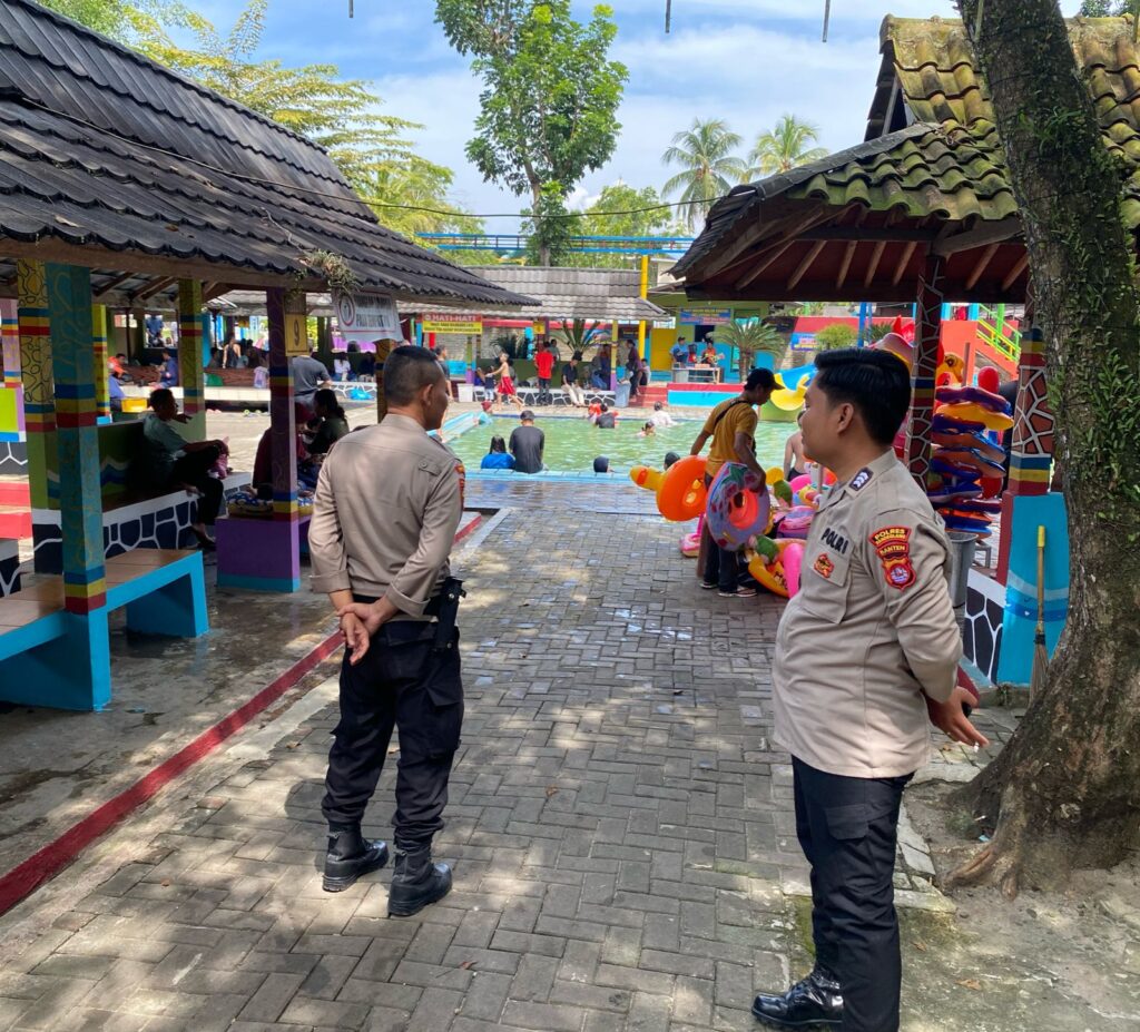 Polsek Banjar Polres Pandeglang Lakukan Pengamanan di Objek Wisata Pemandian Air Panas Cisolong 4 WhatsApp Image 2024 04 13 at 19.47.48