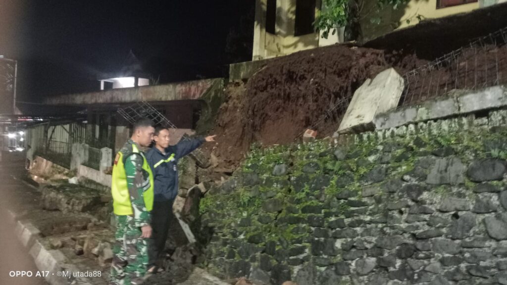 Bhabinkamtibmas Polsek Pandeglang dan Babinsa Tanggap Musibah Tanah Longsor di Kampung Gardu Tanjak 5 WhatsApp Image 2024 04 13 at 22.56.40