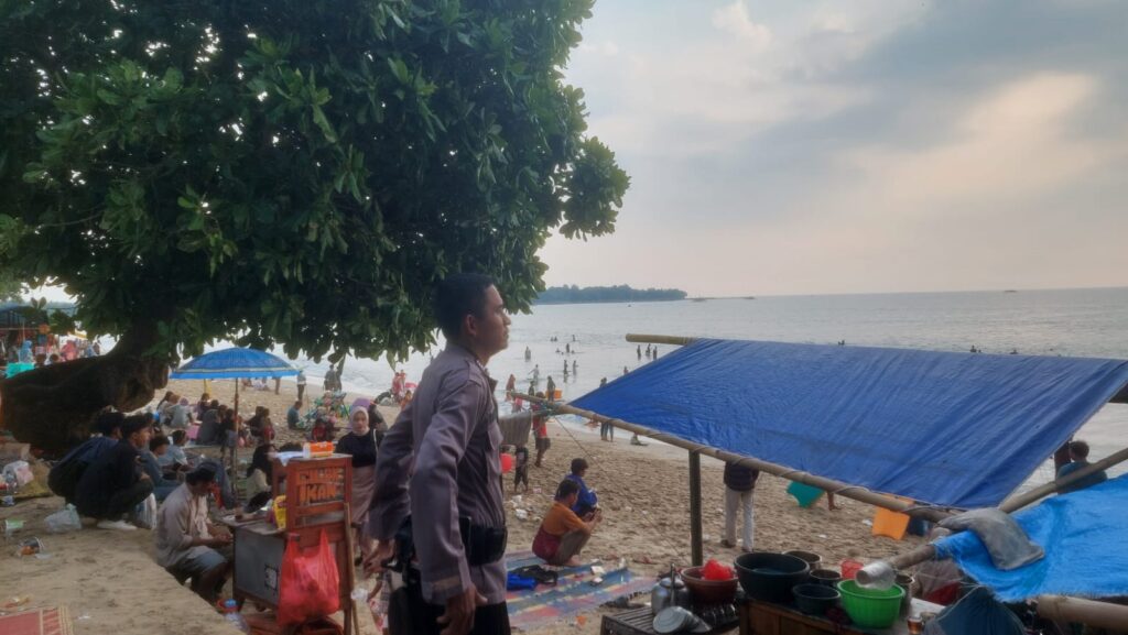 Personil Polsek Carita Lakukan Patroli dan Himbauan di Pantai 7 WhatsApp Image 2024 04 14 at 06.03.01
