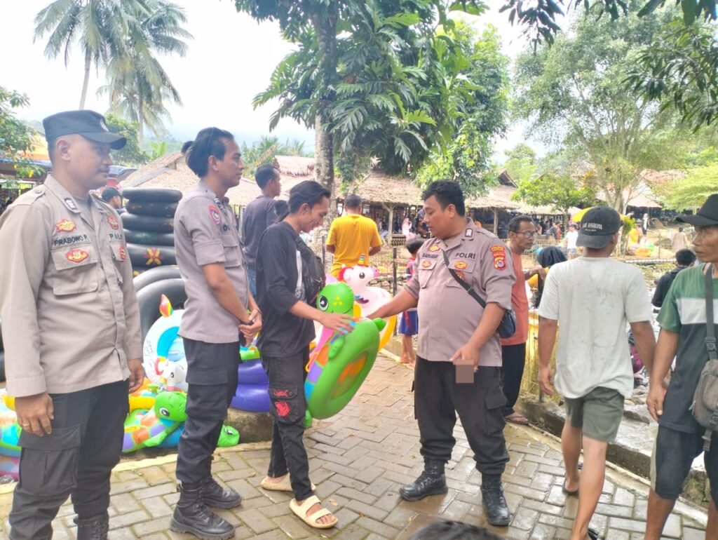 Polsek Pulosari Polres Pandeglang Lakukan Pengamanan di Objek Wisata Kolam Renang Citaman Batu dan Kolam Renang Sanur 6 WhatsApp Image 2024 04 14 at 07.46.25
