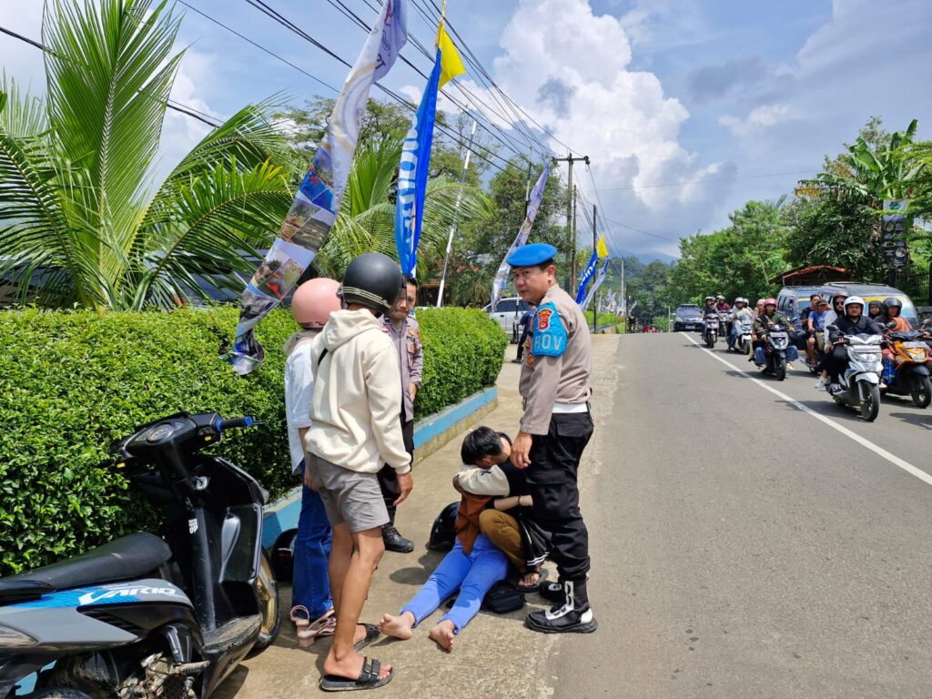 Polsek Mandalawangi Memberikan Pertolongan pada Pengendara yang Mengalami Kecelakaan saat Libur Lebaran Idul Fitri 1445 H 10 WhatsApp Image 2024 04 14 at 10.37.20