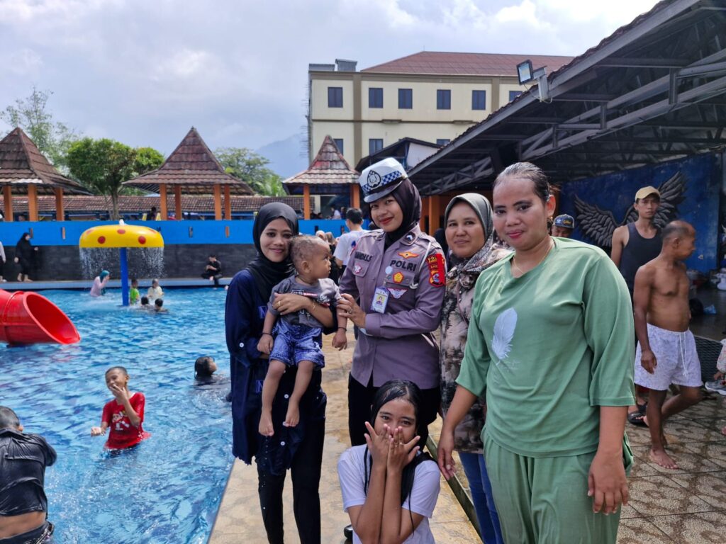 Polwan Polres Pandeglang Gelar Patroli Wisata Dialogis di Wisata Air Tirta Persada DM Mandalawangi 9 WhatsApp Image 2024 04 14 at 10.59.49