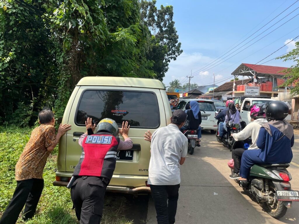 Sat Samapta Polres Pandeglang Memberikan Pelayanan Terbaik saat Libur Lebaran Idul Fitri 1445 H 7 WhatsApp Image 2024 04 14 at 12.18.19